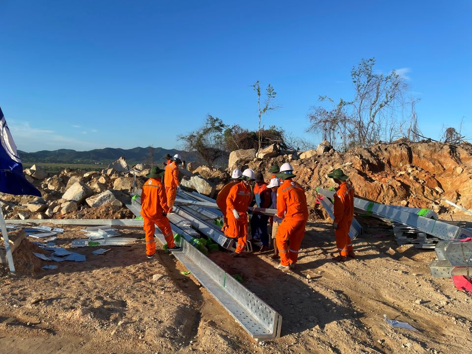 Xung kích EVNNPC vượt nắng nóng trên công trường thi công đường dây 500kV mạch 3
